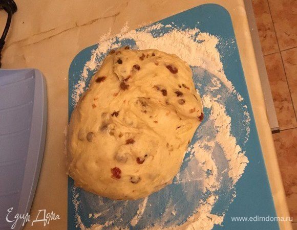 Получаем такое замечательное тесто.
Далее разделаем тесто на 12-16 равных частей, формируя шарики, и поместим на противень, смазанный маслом.
Далее смажем булочки взбитым яйцом и молоком, посыпав маком или кунжутом. 
Дать настояться еще минут 15. 
Выпекать в предварительно нагретой до 220°С печи в течение 15-20 минут или до золотисто-коричневого цвета.