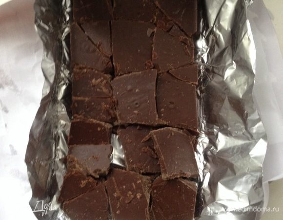 Шоколад поломать на кусочки.