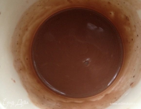 Содержимое пакета Пудинга ТМ HAAS соедините с 8 ст. л. молока и тщательно перемешайте до исчезновения комочков (в пакетике имеется все что нам нужно — кукурузный крахмал и какао-порошок).