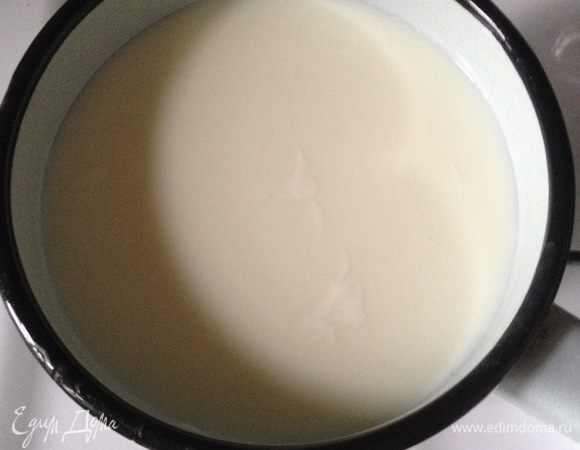 В ковшик поставить закипать оставшееся молоко.