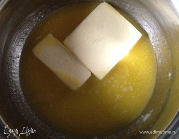 В другой ковшик положить сливочное масло и поставить на огонь.