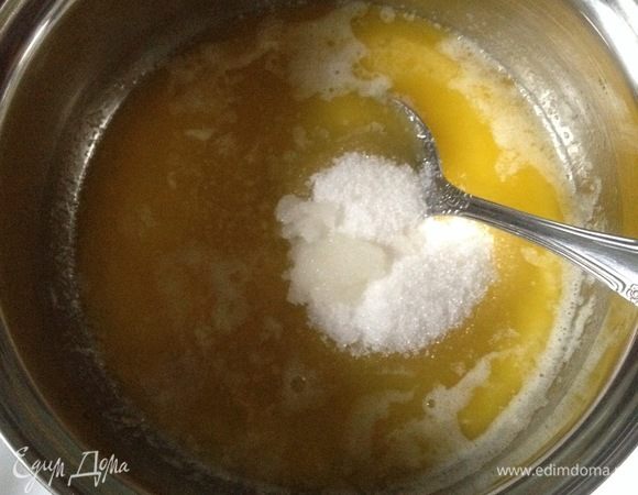 Когда начнет таять масло, добавить сахар и перемешать.