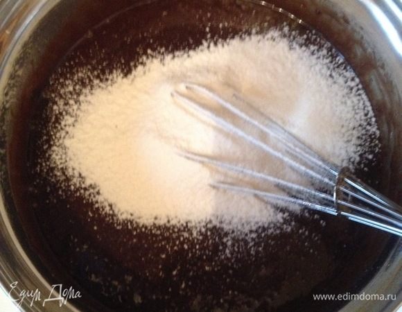 Всыпать просеянную муку, вымешать.