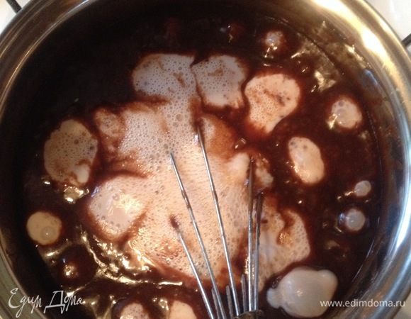 Добавить разведенный пудинг и постепенно влить горячее молоко, помешивая.