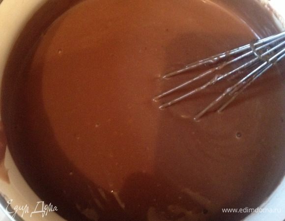 Когда крем начнет закипать, подержать еще пару минут постоянно помешивая. Крем приобретет густую и гладкую консистенцию. Снять с огня.