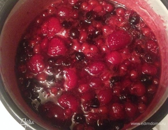 Приготовим соус: ягоды предварительно разморозим (я брала малину, вишню и смородину), засыпать сахаром и крахмалом, поставить на маленький огонь и томить до кипения. 