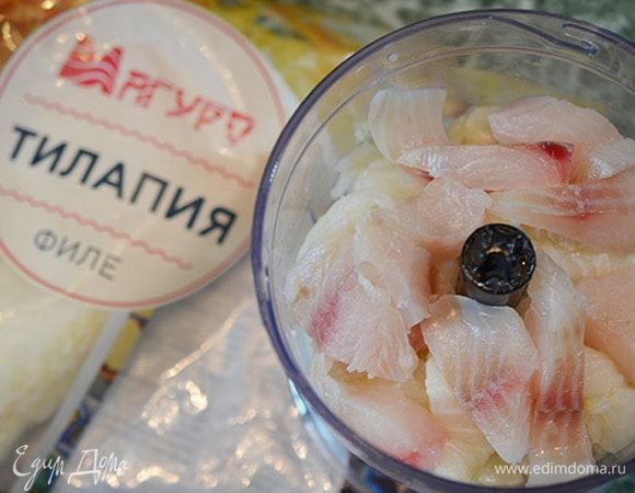 Рыбу разморозить, нарезать на кусочки. Сложить в чашу блендера. Для приготовления рыбных блюд я всегда использую рыбу ТМ «Магуро». Мне очень нравится продукция этой марки: рыба обладает высокими вкусовыми качествами, соблюдены все правила заморозки и хранения рыбы.