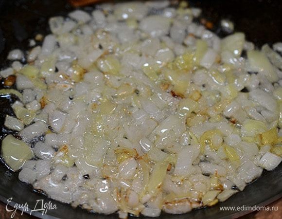 Лук почистить, нарезать кубиком и обжарить с добавлением масла до золотистого цвета.