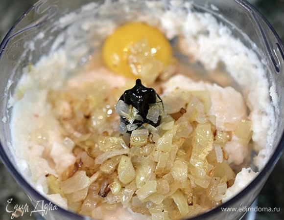 Добавить к рыбе обжаренный лук, яйцо.