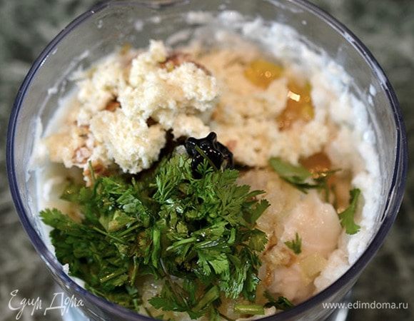 Затем нарезанную зелень и хлеб, предварительно замоченный в молоке и отжатый. 