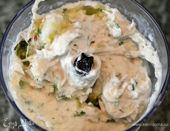 Пюрировать все с помощью блендера до однородного состояния.