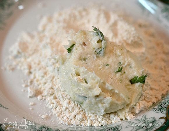 Муку смешать с солью. Сформировать котлетки разного размера, обваляв в муке.