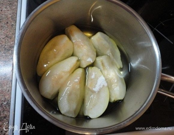 Груши очистить от кожуры, разрезать на 4 части, удалить сердцевину. Залить вином, добавить ванильный сахар, закрыть крышкой и бланшировать 5 минут.