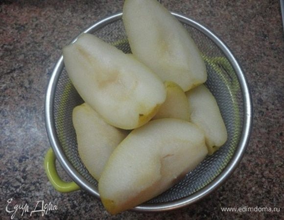 Убрать с огня, дать остыть, откинуть на дуршлаг, а сироп оставить для украшения.