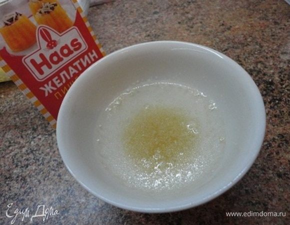 Для начинки желатин ТМ HAAS замочите в холодной кипяченой воде и оставьте набухать. Через 15 минут на водяной бане растворить в постоянном помешивании. Остудить.