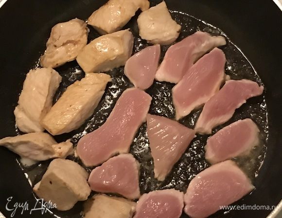 Обжариваем куриное филе до легкой золотистой корочки и также выкладываем на тарелку.