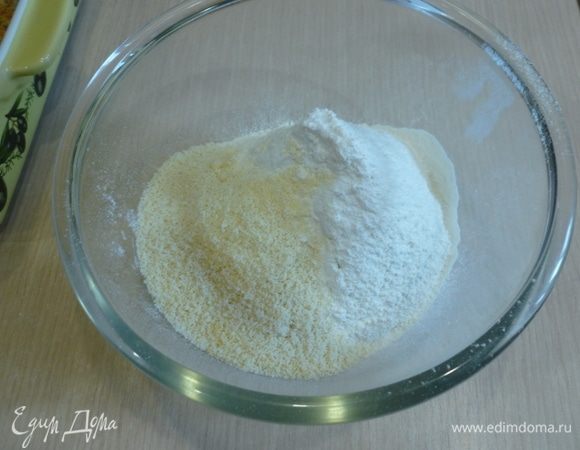 Муку просеять, добавить щепотку соли, разрыхлитель, миндальную муку, ванилин ТМ HAAS.