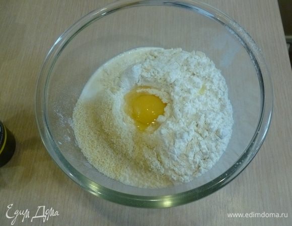 Разбить яйцо. Если мед густой, можно немного подогреть сливки и развести в них мед. Добавить все в тесто. 