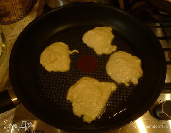 Разогреть в сковороде масло, ложкой выкладывать тесто и обжарить оладьи с двух сторон.