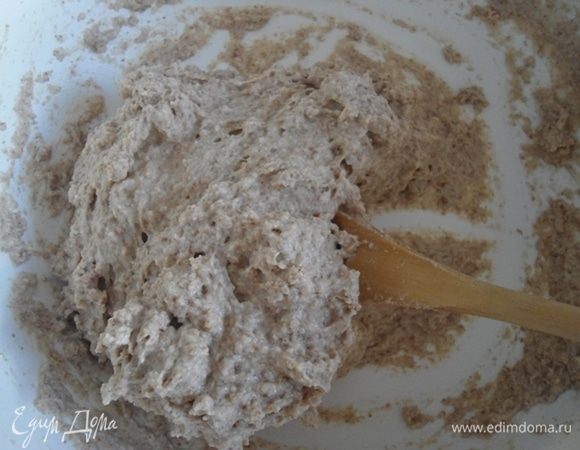 Влить теплую воду и с помощью деревянной лопатки вымесить мягкое тесто. Оно не должно собираться в шар или держать форму, вот как на фото и будет.