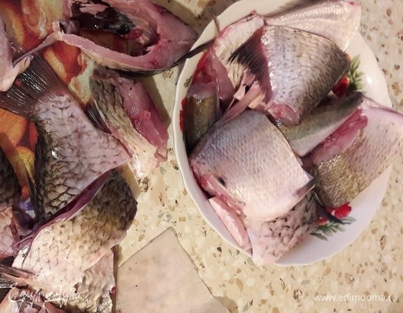 Рыбу почистить и нарезать крупными кусками.