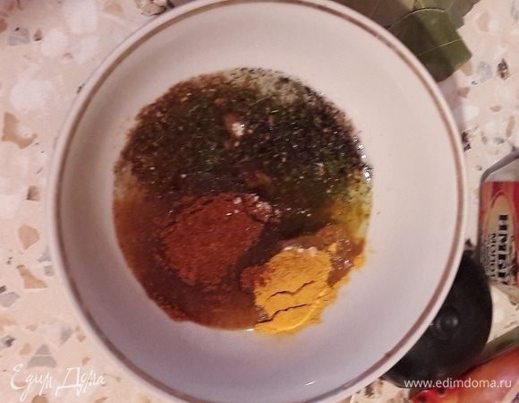 Приготовить заправку, смешав растительное масло, лимонный сок TM Sicilia, соль, перец и все специи.