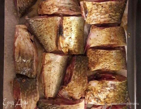 Каждый кусок рыбы, обмакнуть в заправку и выложить на противень, предварительно застеленный пергаментом.