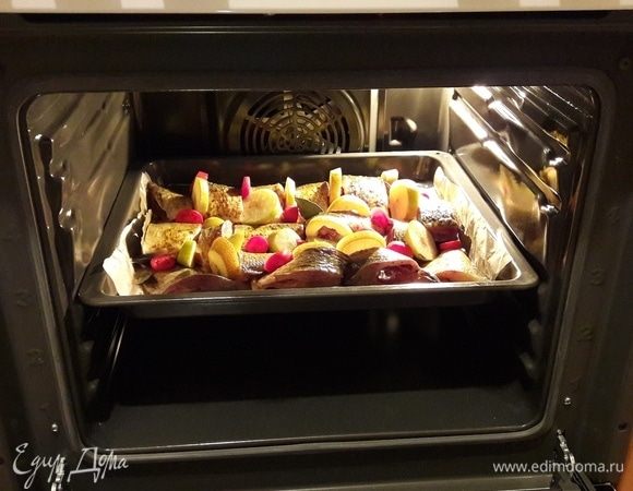 Поставить в предварительно разогретую до 170-180°С духовку на средний уровень.