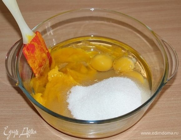 Желтки отделить от белков, поместить в одну миску с тыквенным пюре. Добавить растительное масло и сахар.