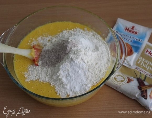 Добавить муку с содой, разрыхлителем ТМ HAAS и корицей, перемешать.
