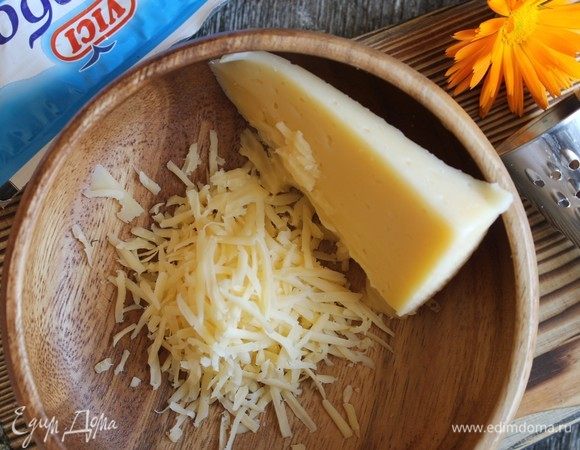 Натираем сыр на мелкой терке.