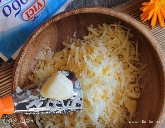 На этой же терке трем чеснок и добавляем к сыру.