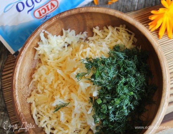 Добавляем укроп к сыру и чесноку.