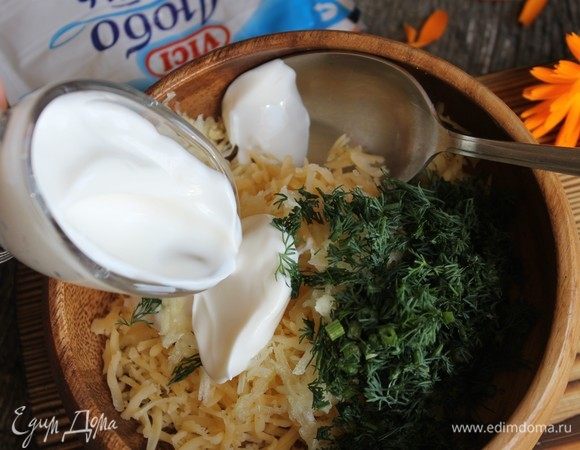 Добавляем майонез и перемешиваем.