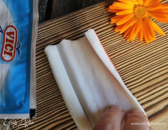 Крабовую палочку ТМ VICI разворачиваем.