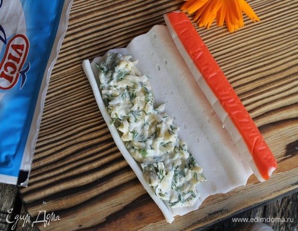 Выкладываем на край палочки начинку и аккуратно заворачиваем.