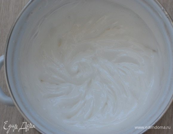Белки взбить в пышную пену с сахаром (0,5 ст.) до твердых пиков.

