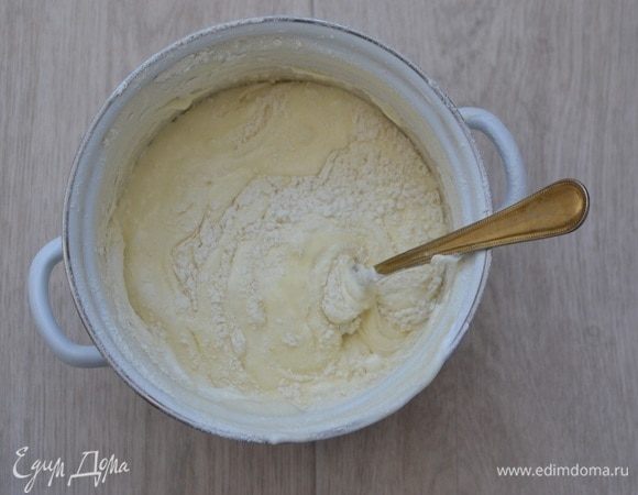 Добавить треть белков к желткам и перемешать. Перемешивать нужно очень аккуратно, чтобы сохранить пышность белков. Затем добавить всю муку и перемешать до однородной консистенции, чтобы не оставалось кусочков муки.
