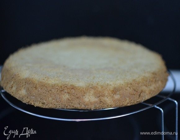 Когда бисквит будет готов, достать его из духовки, перевернуть форму и, поставив на решетку вверх дном, оставить остывать на 10-15 минут.
