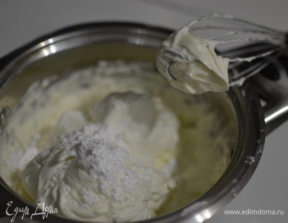 Готовим крем. Взбиваем охлажденные сливки 33% миксером до устойчивых пиков, во время взбивания добавить загуститель для сливок. Сливочный сыр комнатной температуры взбить с сахарной пудрой. Затем аккуратно смешать со сливками лопаткой.