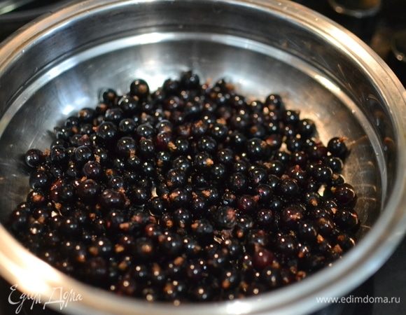 Далее готовим компоте из черной смородины (можно использовать любые ягоды, как свежие, так и замороженные). Желатин залить водой согласно инструкции и оставить набухать.