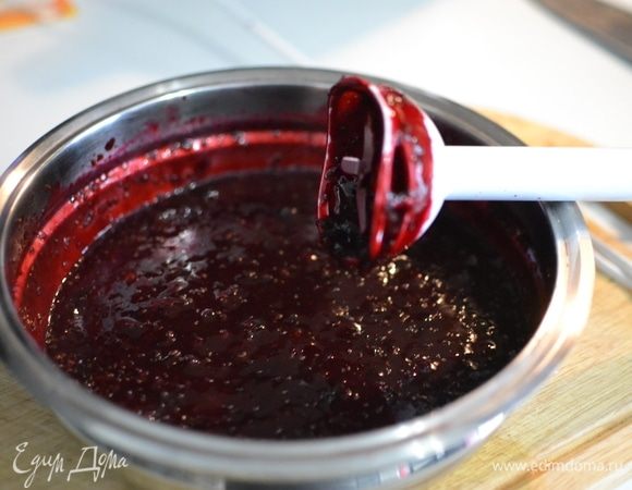 Далее снять с огня, добавить желатин и хорошо пробить блендером до однородности. Далее разлить компоте по формам и убрать в холодильник для застывания (можно в морозильник).