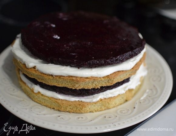 Далее собираем торт. Первый корж покрываем кремом, сверху выкладываем компоте, повторить с остальными коржами.