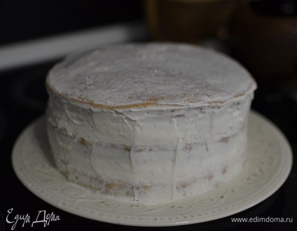 Обмазать также весь торт кремом и убрать в холодильник.