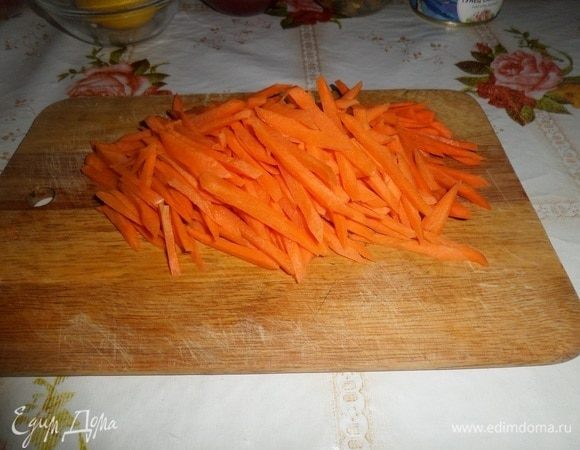 Нарезаем морковь.