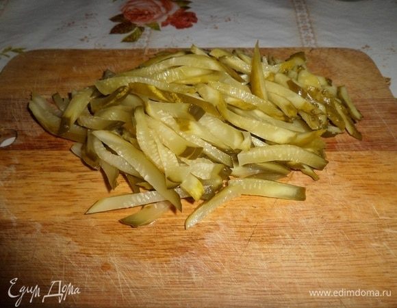Нарезаем маринованные огурцы.