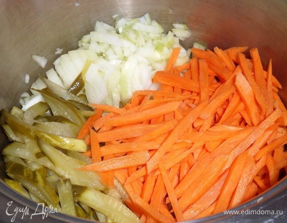Кастрюлю ставим на огонь. Наливаем растительное масло. Выкладываем нарезанные овощи.