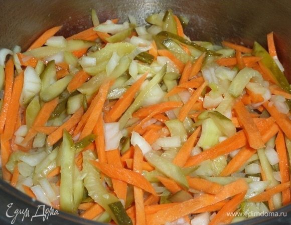 Обжариваем овощи 10-15 минут на сильном огне, периодически помешивая ложкой.