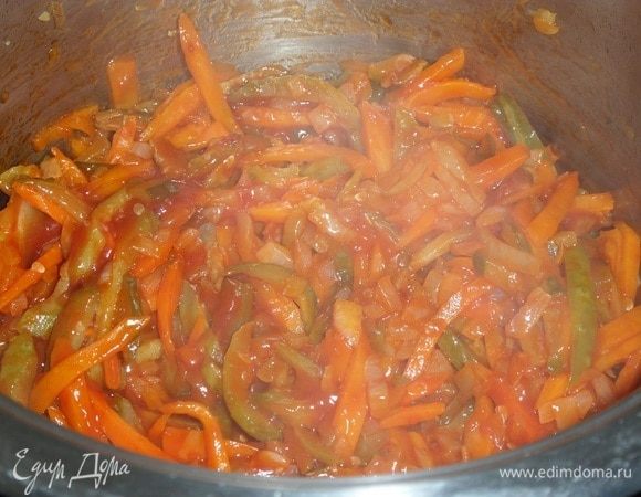 Перемешиваем овощную массу и  обжариваем 3-5 минут.