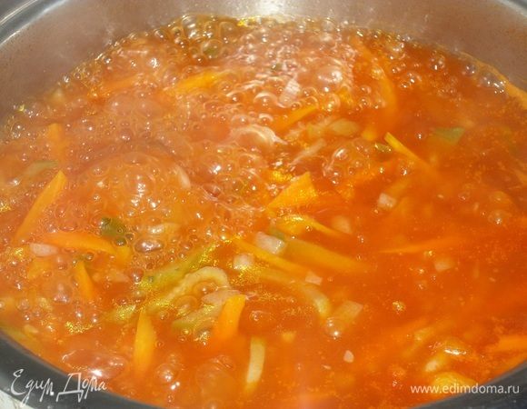 Добавляем в кастрюлю рыбный бульон. Солим по вкусу. Доводим до кипения. 